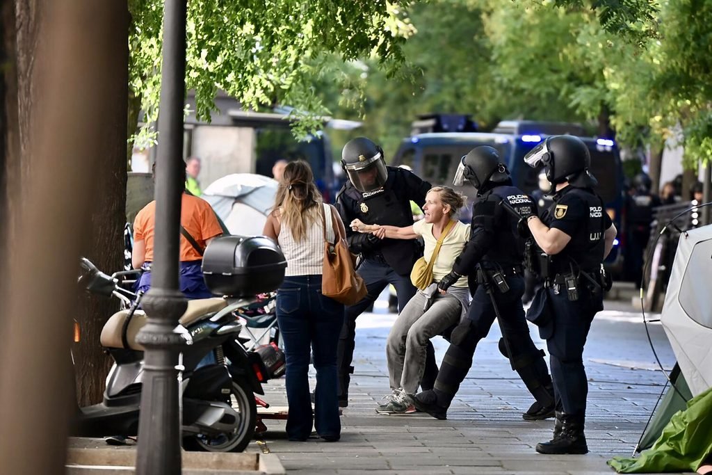 Violencia policial en el desahucio de Maricarmen. Fotografía de Álvaro Minguito.