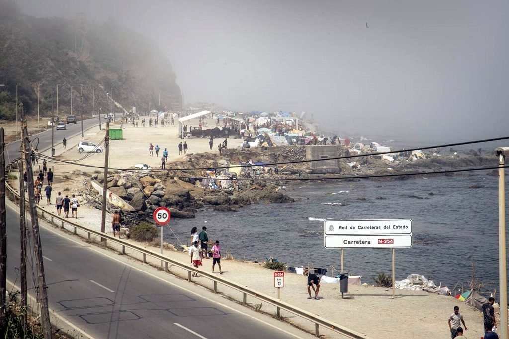 Vista general de la playa del Trampolín desde la cuesta que lleva al Centros de Estancia Temporal de Inmigrantes (CETI).
