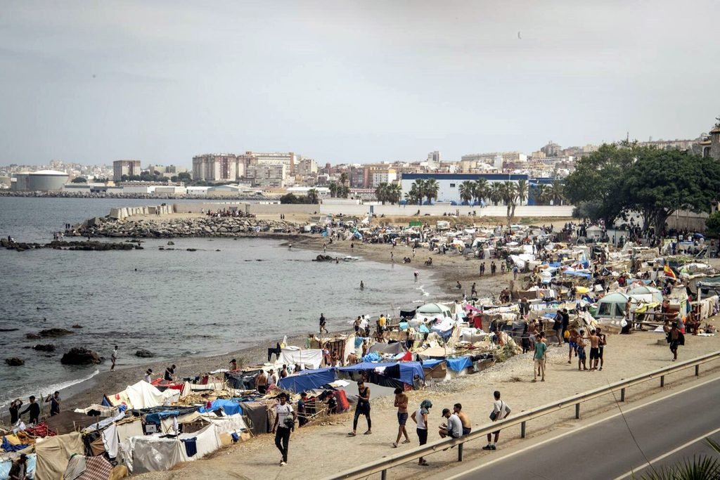 Vista general de la playa del Trampolín desde la cuesta que lleva al Centros de Estancia Temporal de Inmigrantes(CETI).
