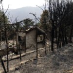 Vivienda completamente destruida tras el incendio en Burgohondo, Ávila.