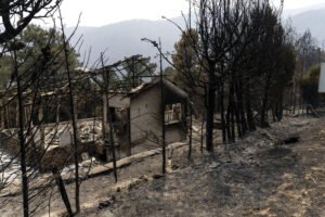 Vivienda completamente destruida tras el incendio en Burgohondo, Ávila.