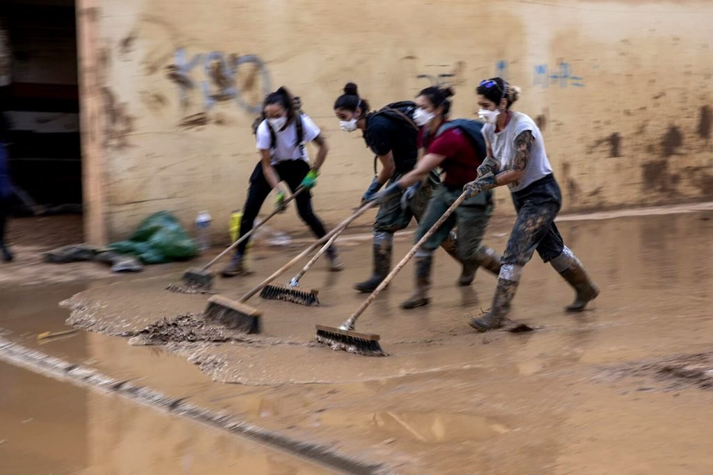 Voluntarias limpiando el lodo en Benetússer, Valencia.
