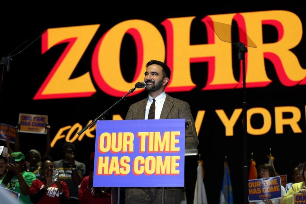 Zohran Mamdani en un mitin político diez días antes de la elecciones.