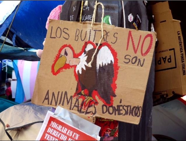 Cartel de 'Los buitres no son animales domésticos' situado enfrente del kilómetro cero. Ariadna Ruiz