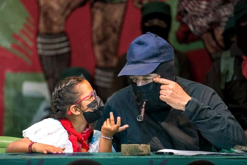 Verónica, del Comando Palomitas, junto al Capitán Marcos en la mesa de debate sobre danza del Semillero 'Las artes bajo acoso'.