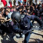 Agentes de la Policía cargan contra los participantes en una concentración antifascista en la plaza de María Pita de A Coruña durante la intervención de Santiago Abascal.