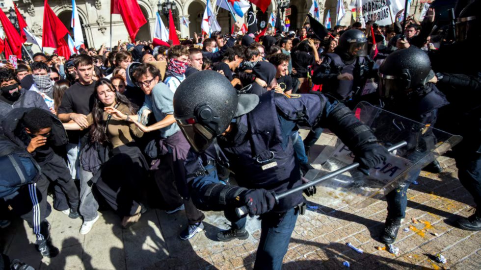 Agentes de la Policía cargan contra los participantes en una concentración antifascista en la plaza de María Pita de A Coruña durante la intervención de Santiago Abascal.