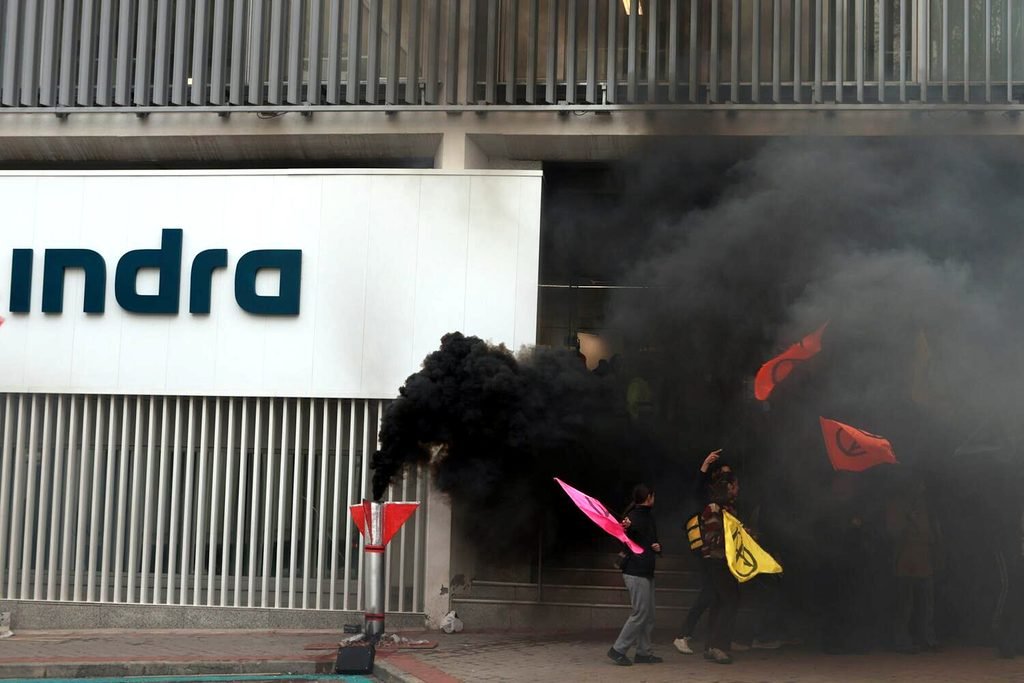 Acción de Extinction Rebellion en la sede de Indra. Alberto Astudillo.