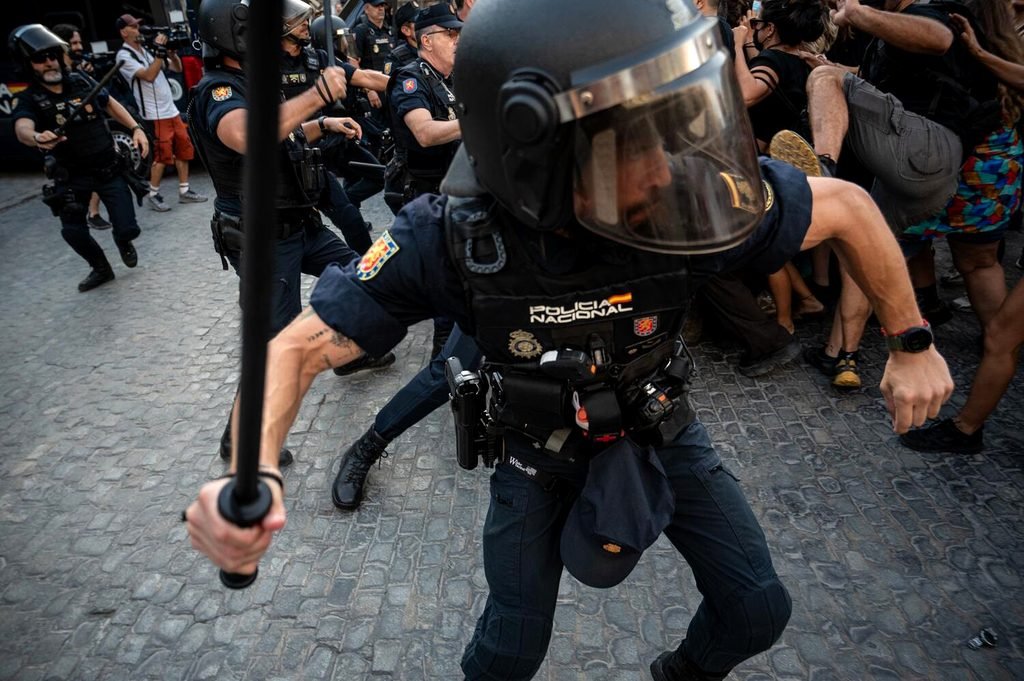 Agentes policiales cargan contra los manifestantes antifascistas en Sevilla. Fotografía de Rafa del Barrio.