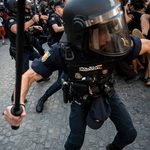 Agentes policiales cargan contra los manifestantes antifascistas en Sevilla. Fotografía de Rafa del Barrio.