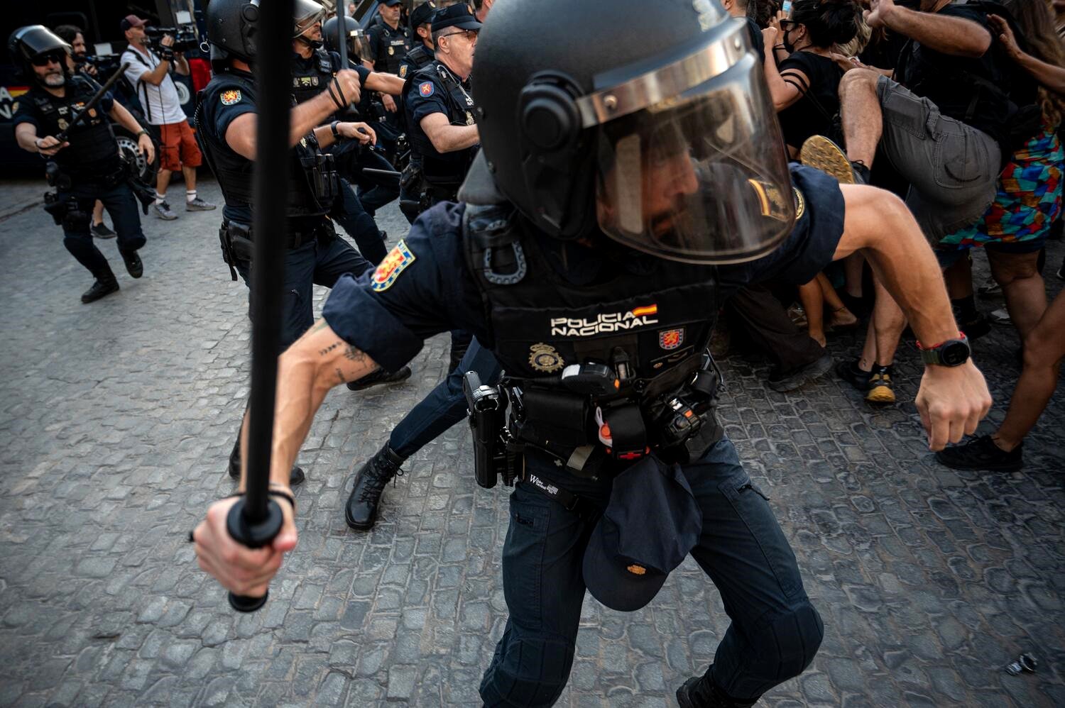 La policía agrede a un fotógrafo de El Salto en la carga contra una manifestación antifascista en Sevilla