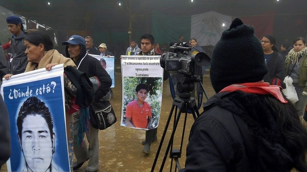Bases de apoyo zapatistas acompañando a la caravana de Ayotzinapa en Oventic.