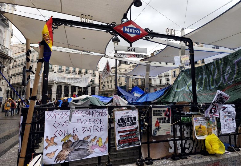 Boca del metro en la Puerta del Sol. Fotografía de Carlos Hernández de Frutos.