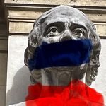 Busto del filósofo francés Voltaire, situado en una de las cornisas del liceo de la avenida de la République de París.