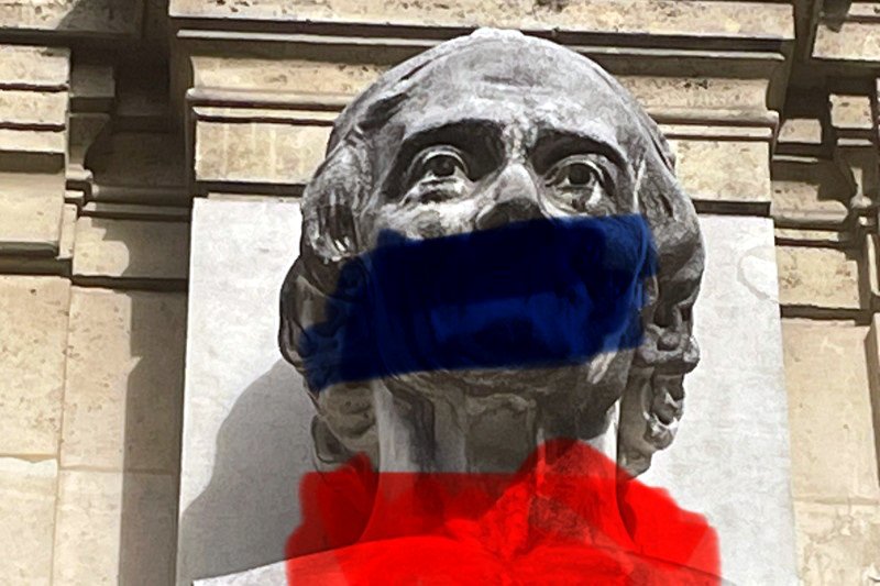Busto del filósofo francés Voltaire, situado en una de las cornisas del liceo de la avenida de la République de París.