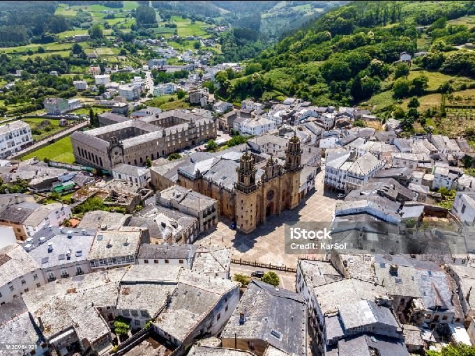 Mondoñedo 'vierte' hacia su catedral (iStock).