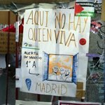 Cartel de 'Aquí no hay quien viva' situado debajo del Oso y el Madroño. Ariadna Ruiz.
