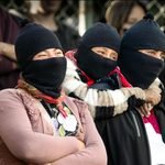 Comandantas del EZLN, durante la puesta en escena de la obra 'El común y el día de después' en el Semillero 'Las Artes Bajo Acoso', CIDECI-Unitierra.