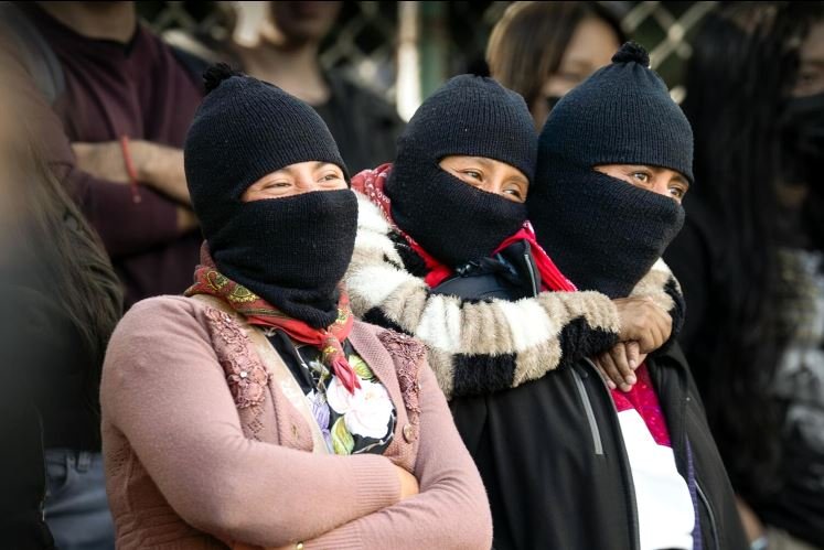 Comandantas del EZLN, durante la puesta en escena de la obra 'El común y el día de después' en el Semillero 'Las Artes Bajo Acoso', CIDECI-Unitierra.