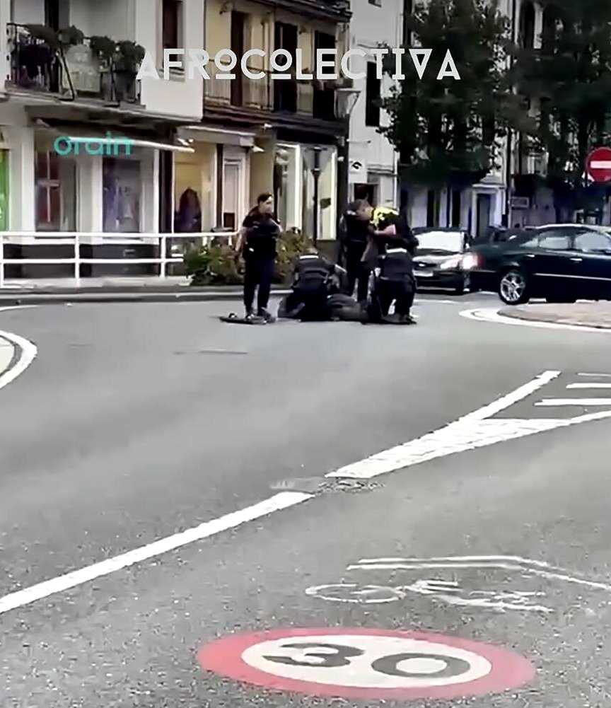 Captura de pantalla del video grabado momentos después de que un policía disparara a Babacar Welle en Hondarribia.