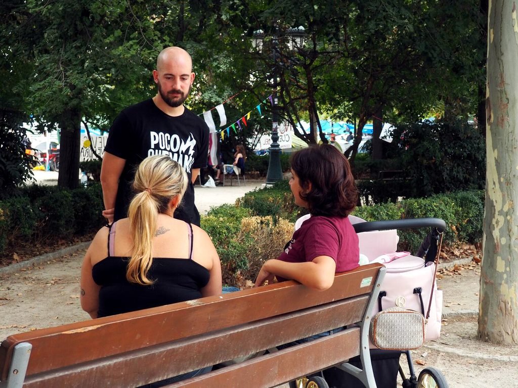 Carmen junto a dos militantes del Sindicato de Vivienda de Granada en la acampada contra el negocio inmobiliario.