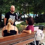Carmen junto a dos militantes del Sindicato de Vivienda de Granada en la acampada contra el negocio inmobiliario.