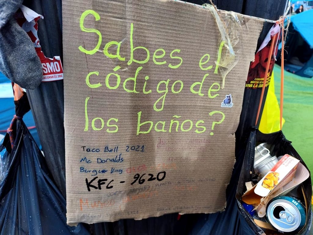 Carteles dentro de la acampada. Fotografía de Carlos Hernández de Frutos.