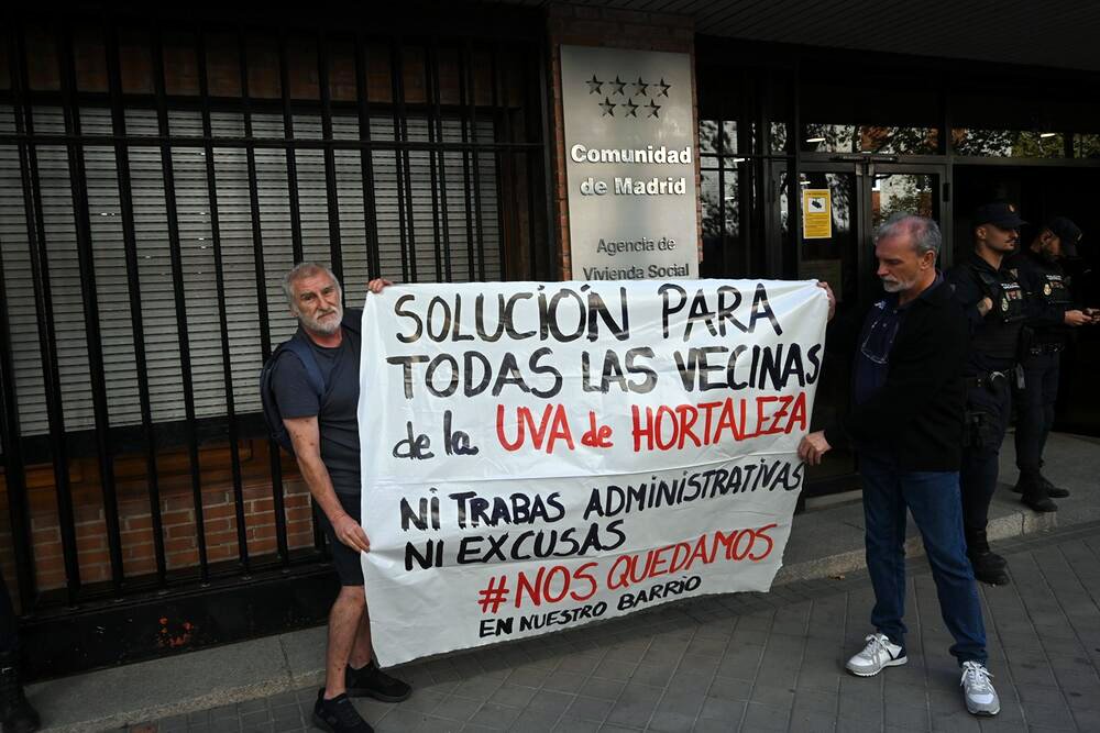 Diego Palencia y los vecinos de la U.V.A. de Hortaleza protestan frente a la agencia de la AVS. Diana Moreno.
