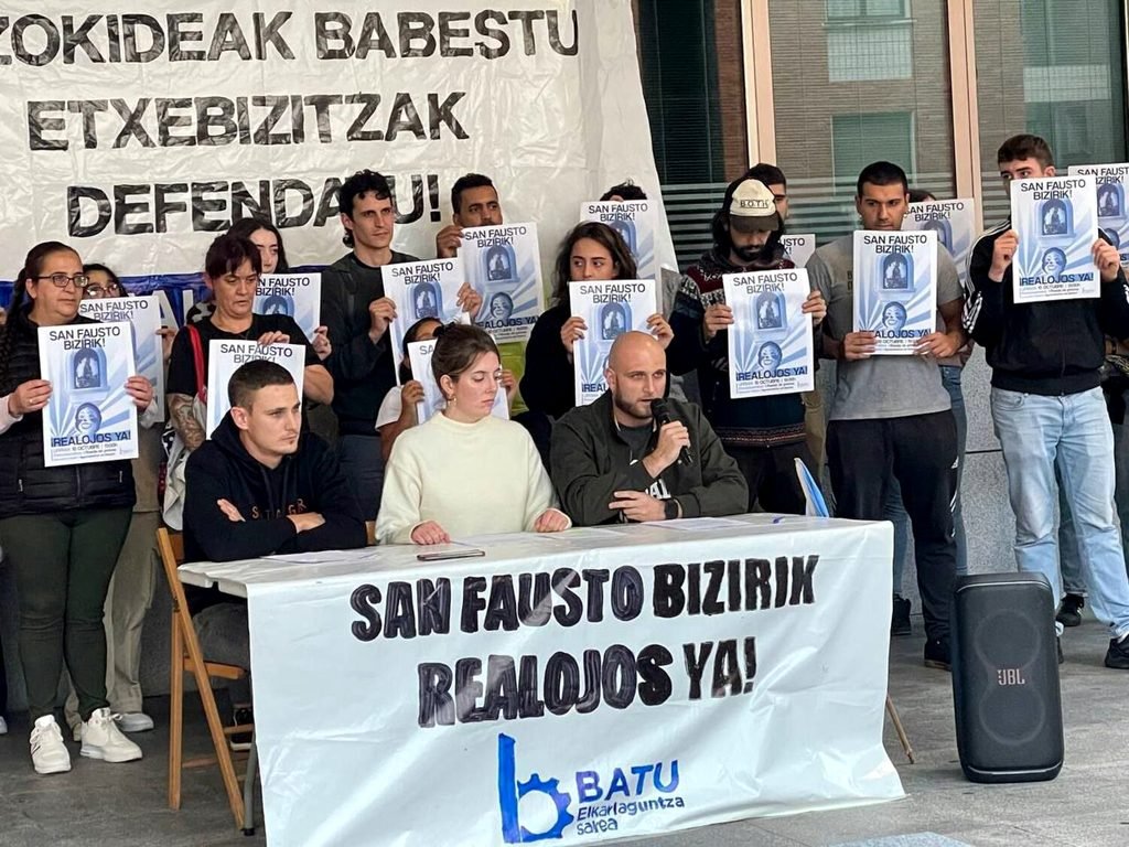 El Sindicato Batu denuncia frente al Ayuntamiento la represión y falta de interlocución con las vecinas de San Fausto.
