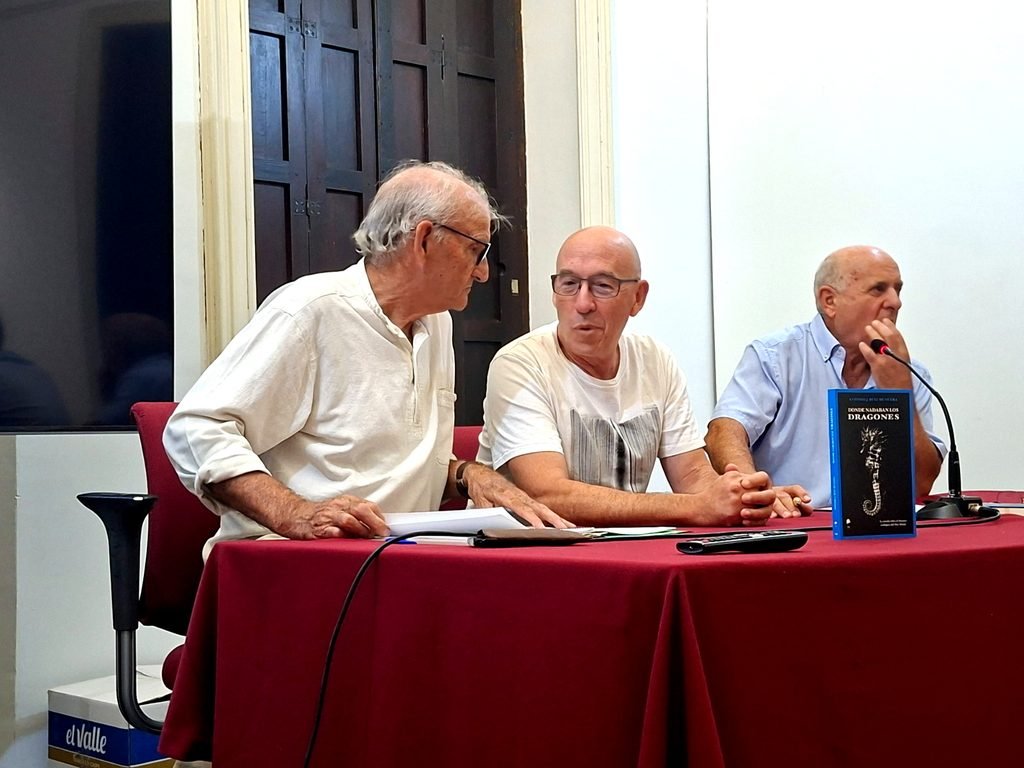El autor, entre los presentadores.