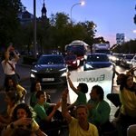 El profesorado cortando el tráfico en el Paseo de La Castellana. Álvaro Minguito.