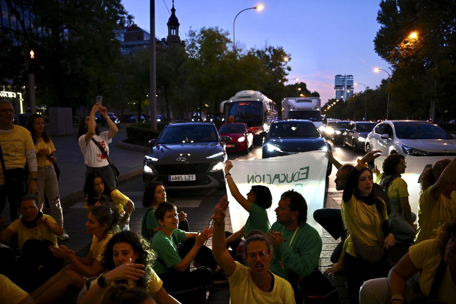 Las educadoras infantiles cortan la Castellana en la primera acción por la huelga de enseñanza en Madrid