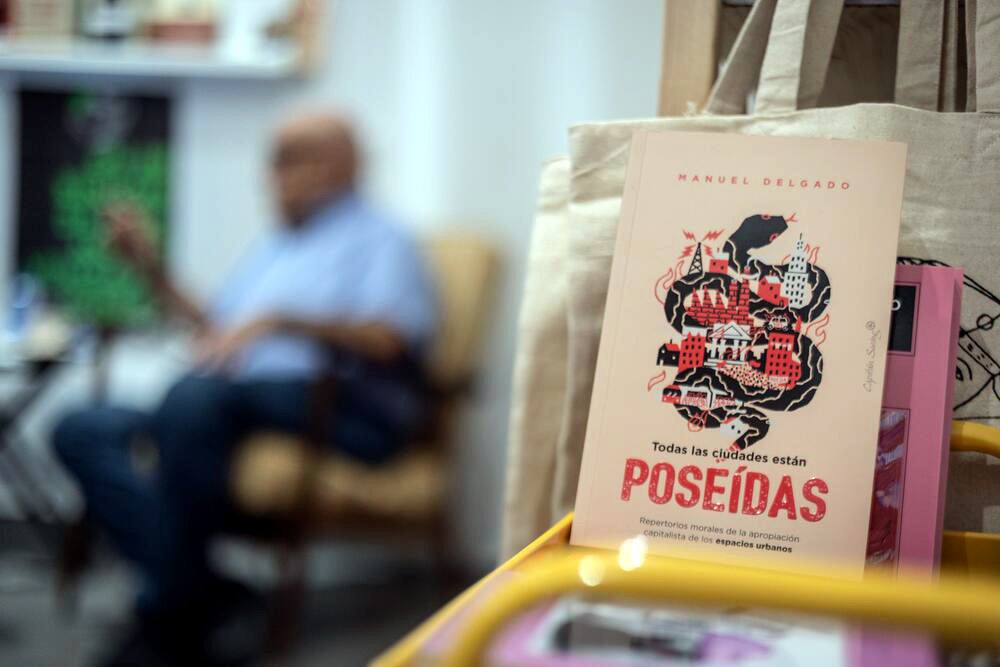 En ‘Todas las ciudades están poseídas’ (Capitán Swing, 2026), Manuel Delgado explora las justificaciones morales del capital para privatizar las ciudades. Jaime Pérez Rivero.