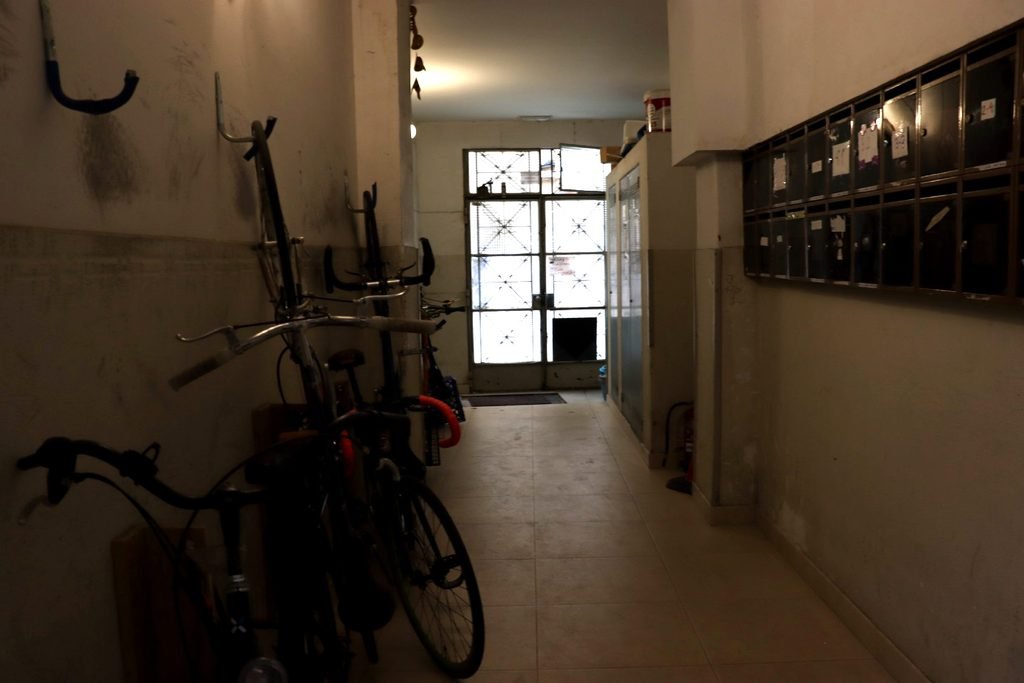 Entrada del bloque de pisos de la calle Languedoc del barrio de Sant Andreu de Barcelona donde sufrieron las amenazas.