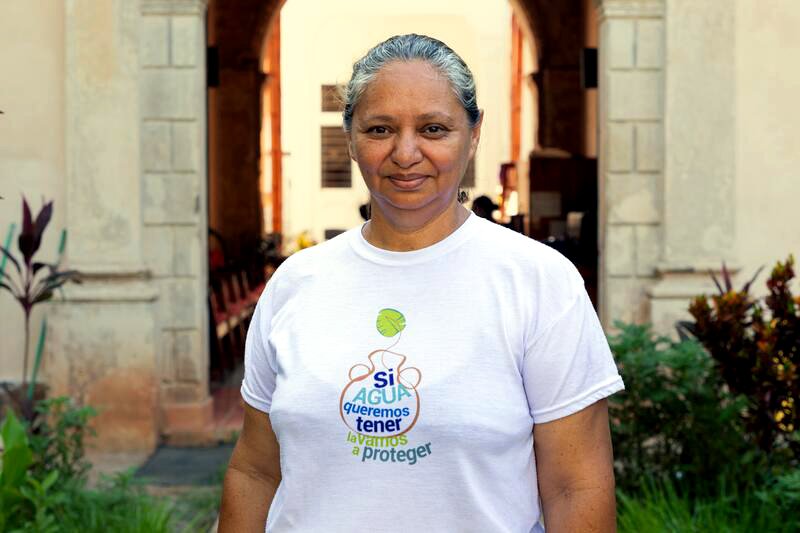Félix Ángela Pineda fue la primera mujer en presidir uno de los dos sistemas comunitarios de agua que abastecen a la población en La Mora, zona rural de Suchitoto. EntreFronteras.