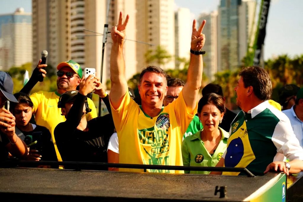 Flávio Bolsonaro en el cierre de campaña.