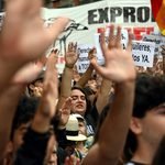 Integrantes de la acampada de vivienda se concentraron este viernes afuera del Congreso.