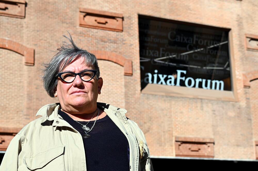 Irene, del bloque de Pinto, uno de los tres edificios de la antigua Obra Social ‘la Caixa’ que fueron vendidos a fondos de inversión, frente al CaixaForum. Diana Moreno.