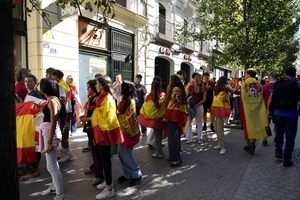 Jóvenes de extrema derecha intentan acceder a la acampada por la vivienda en la Puerta del Sol. Fotografía de Julio Zamarrón.