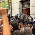 La acampada de Sol frena un intento de desahucio en la calle Navas de Tolosa número 5.