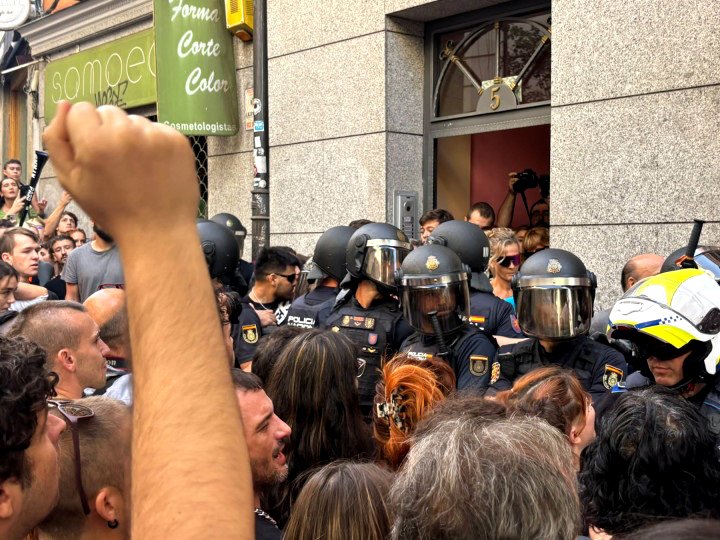 La acampada de Sol frena un intento de desahucio en la calle Navas de Tolosa número 5.