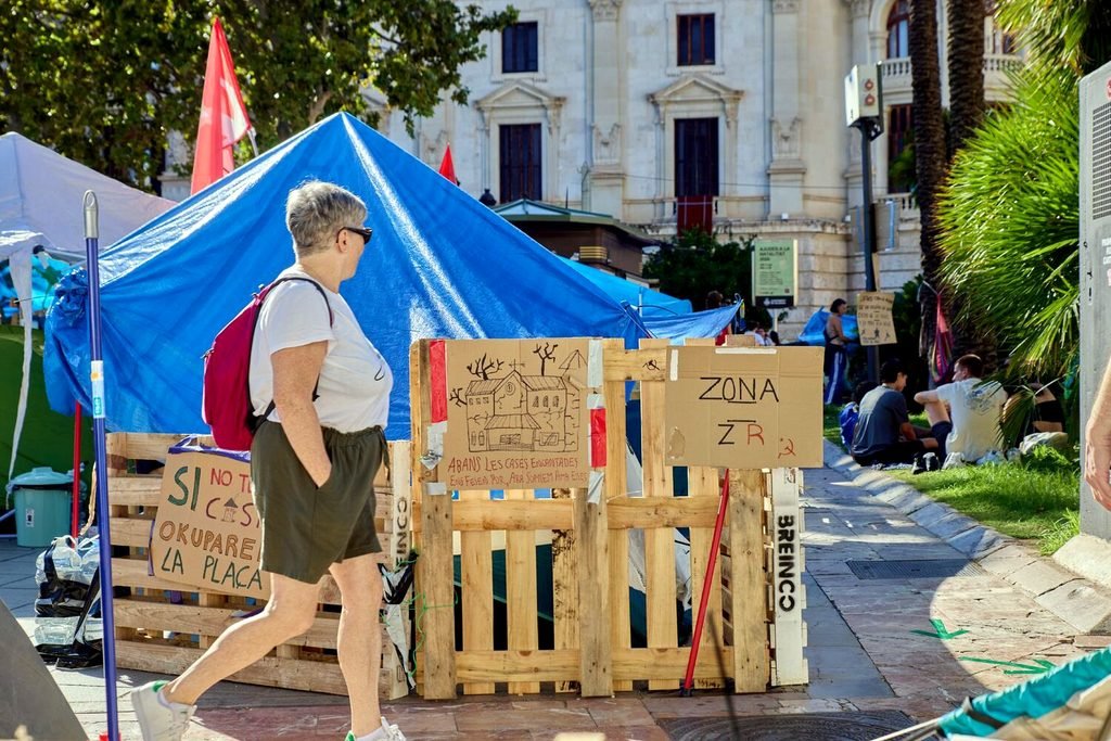 La acampada lleva desde el 3 de octubre instalada en la Plaça del Ajuntament de València. Alona Malakhaeva - Jose Ángel Sánchez Rocamora.