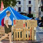 La acampada lleva desde el 3 de octubre instalada en la Plaça del Ajuntament de València. Alona Malakhaeva - Jose Ángel Sánchez Rocamora.