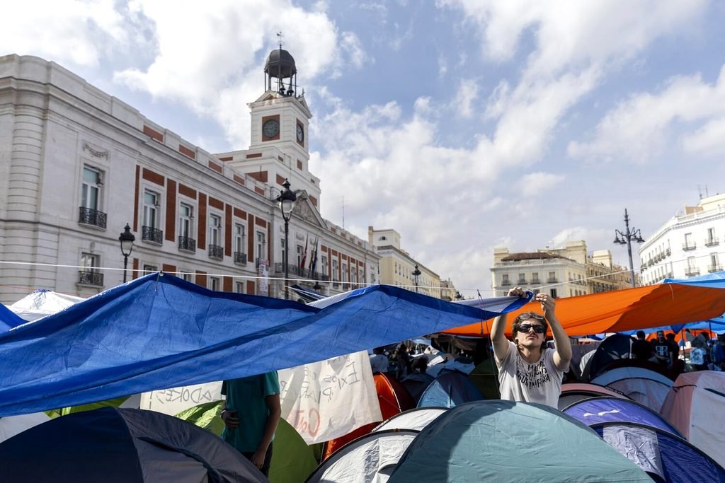 La acampada por la vivienda de la Puerta del Sol ya supera el millar de tiendas de campaña. Fotografía de David F. Sabadell.