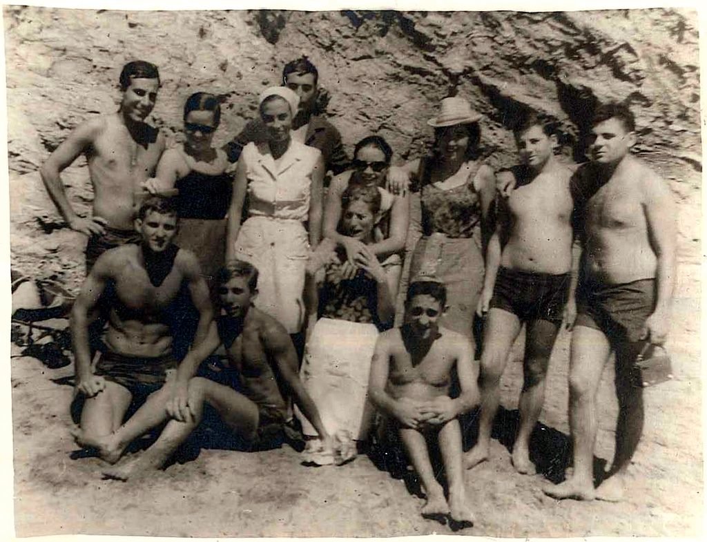 La colla del Callejón/Paso a Nivel, en la playa del Hornillo (verano de 1967). Dominguico es el segundo, sentado, por la izquierda.