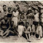 La colla del Callejón/Paso a Nivel, en la playa del Hornillo (verano de 1967). Dominguico es el segundo, sentado, por la izquierda.