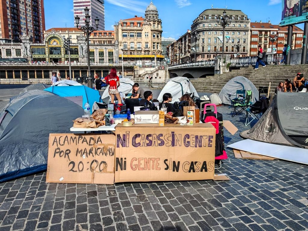 La mañana tras la primera noche de concentraciones frente al capital financiero en el Arriaga.