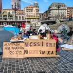 La mañana tras la primera noche de concentraciones frente al capital financiero en el Arriaga.