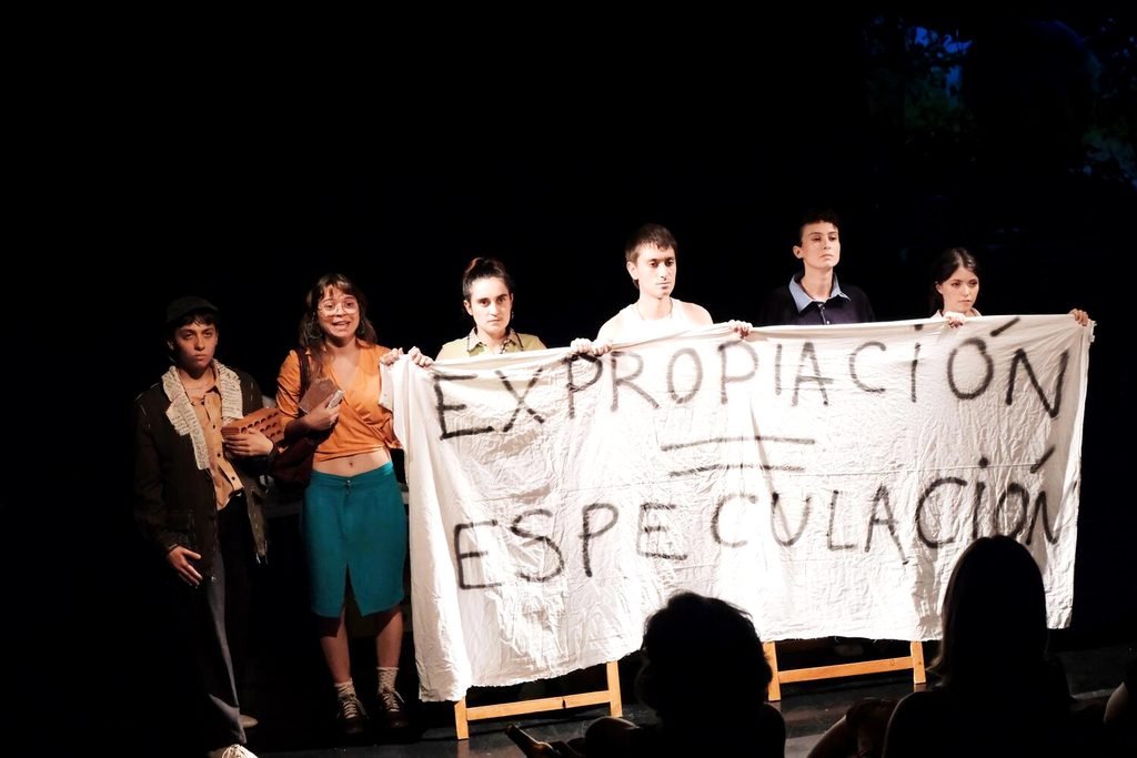 La obra ‘Un verano por metro cuadrado’ recupera la lucha entre la dignidad y la soberbia del pelotazo.