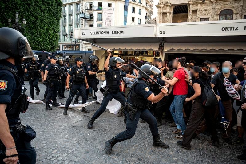 La policía carga contra los manifestantes antifascistas en Sevilla durante la jornada del sábado. Fotografía de Rafa del Barrio.